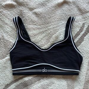 Alo black and white sports bra (worn maybe 3 times😇)
